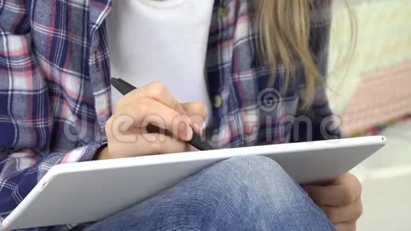 儿童在游戏室玩平板电脑为学校儿童游乐场写作业视频的预览图
