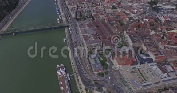在布达佩斯的多瑙河上飞行完美的空中脚视频的预览图