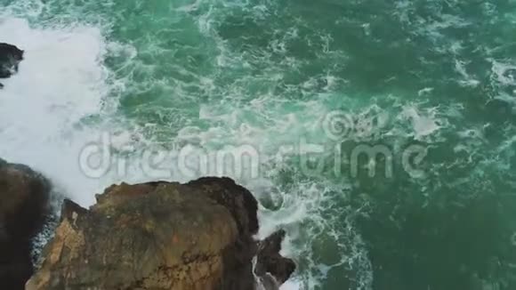 从海面上飞过的狂野海水视频的预览图