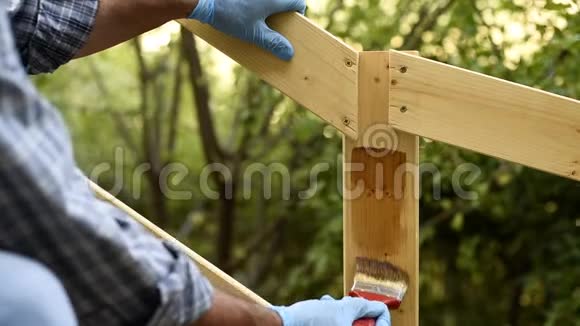 工匠在木栅栏上工作视频的预览图