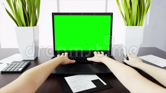 键盘上有很多手工作空间办公室工作理念绿色屏幕现实的4k动画视频的预览图