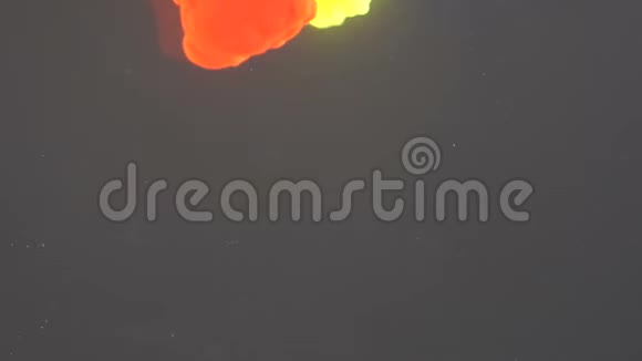 丙烯酸涂料在水中背景视频的预览图