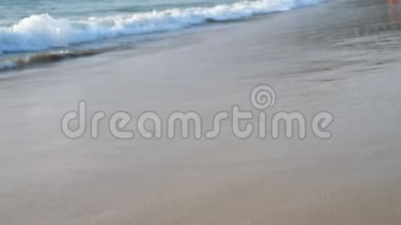 蔚蓝的海浪在卡隆海滩的沙滩上翻滚视频的预览图