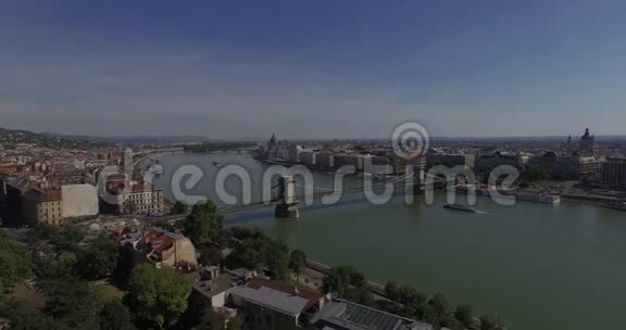 在布达佩斯的多瑙河上飞行完美的空中脚视频的预览图