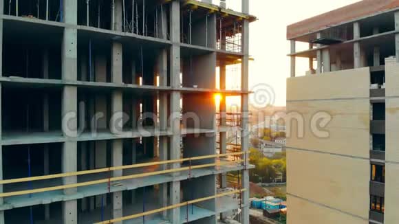 日落背景上的混凝土建筑视频的预览图