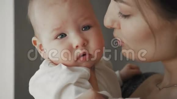 美丽迷人的年轻母亲和婴儿的可爱肖像视频的预览图