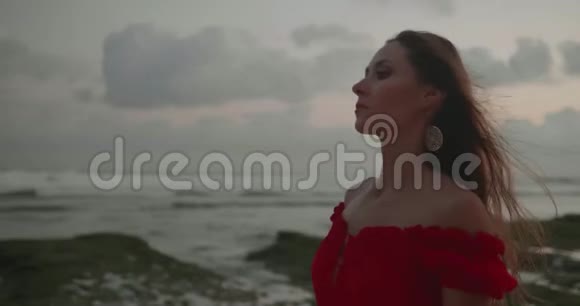 海滩上穿红裙子的美女视频的预览图