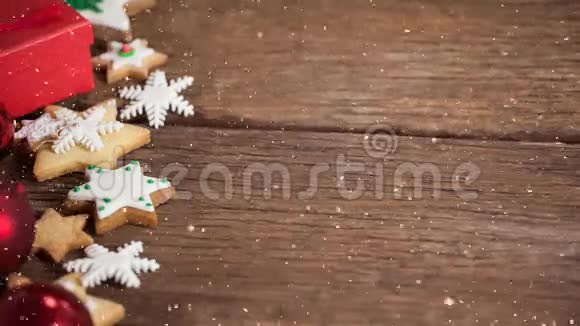 降雪与圣诞饼干装饰视频的预览图