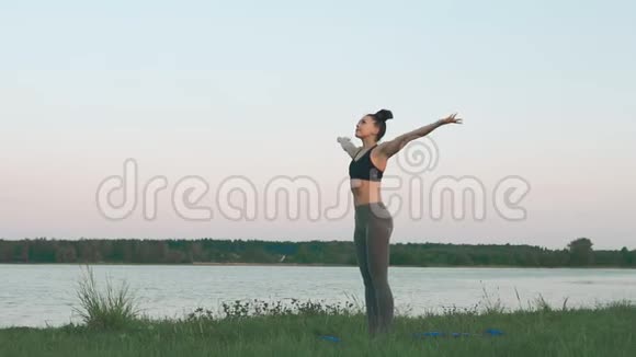 日出时做瑜伽的女人瑜伽运动和健康生活方式概念视频的预览图