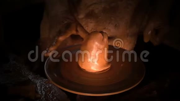 陶罐由粘土车间制成视频的预览图