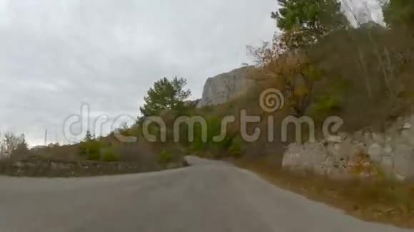乘车在高原上旅行GoPro视频的预览图