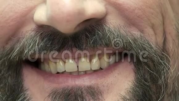 胡子男人的微笑视频的预览图