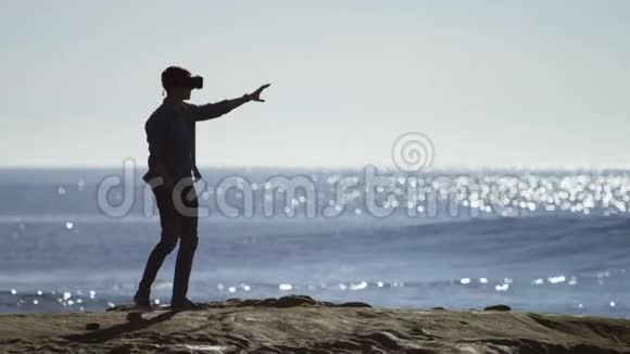 在海岸戴虚拟现实眼镜的年轻人视频的预览图