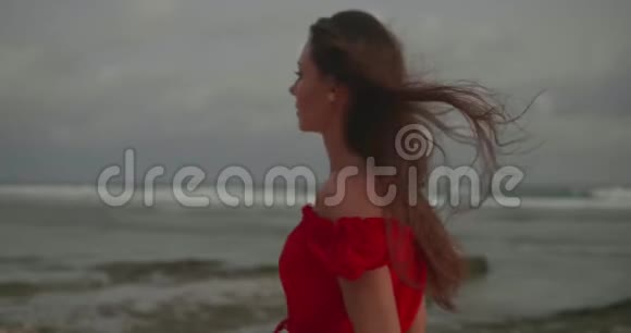 海滩上穿红裙子的美女视频的预览图