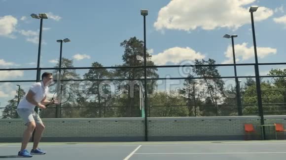 年轻朋友在球场打网球视频的预览图