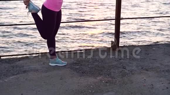 年轻健康的女性日落时在户外锻炼视频的预览图