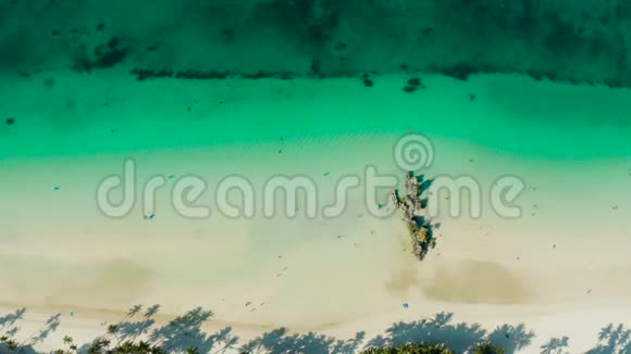 热带海滩和蓝色清澈的大海视频的预览图