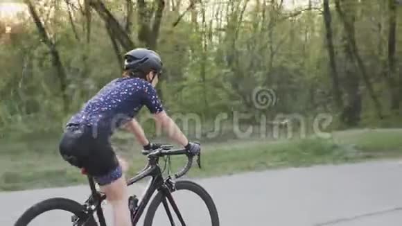 在公园里骑自行车阳光普照在树上电影自行车概念视频的预览图
