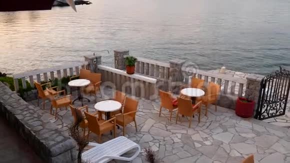 海边的咖啡馆海滩上餐厅的桌子蒙蒙视频的预览图
