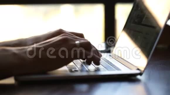 男性手在笔记本电脑上打字视频的预览图