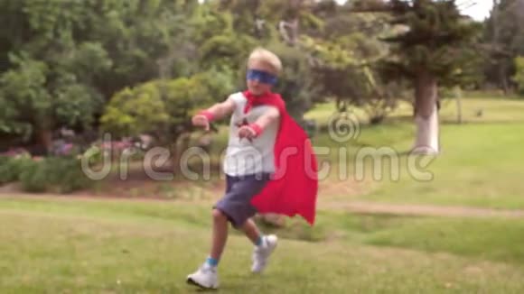 小男孩假装是超级英雄视频的预览图