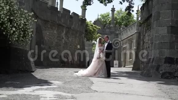 年轻的新娘和新郎在城市里摆姿势视频的预览图