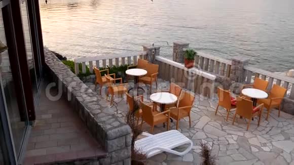 海边的咖啡馆海滩上餐厅的桌子蒙蒙视频的预览图