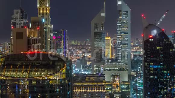 在阿联酋迪拜谢赫扎耶德路和DIFC夜间时间推移的建筑物的天际线视图视频的预览图