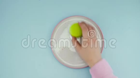 白色盘子中的甜色马卡龙或马卡龙在粉彩蓝色表面视频的预览图