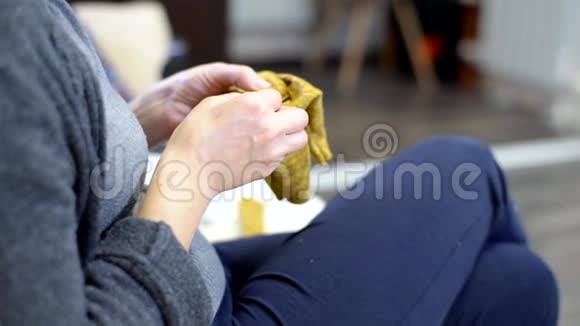 女人用针线缝洋娃娃的衣服视频的预览图