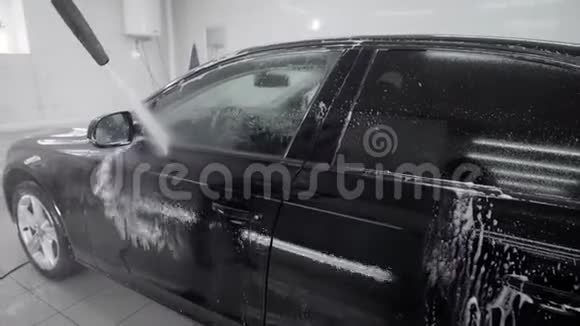 洗车的黑色汽车视频的预览图