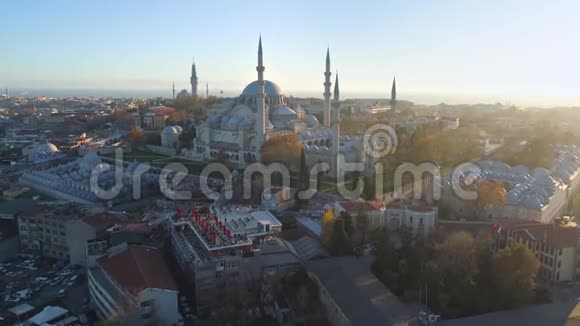 土耳其伊斯坦布尔的蓝色清真寺Sultanahmet空中无人机视图射击蓝天夕阳视频的预览图