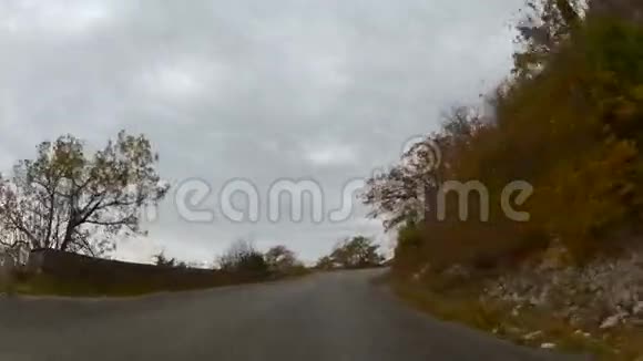 乘车在高原上旅行GoPro视频的预览图