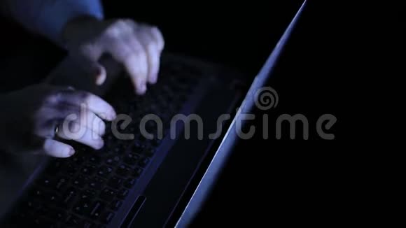 疲惫的商务女性戴着眼镜深夜在办公室笔记本电脑里工作视频的预览图
