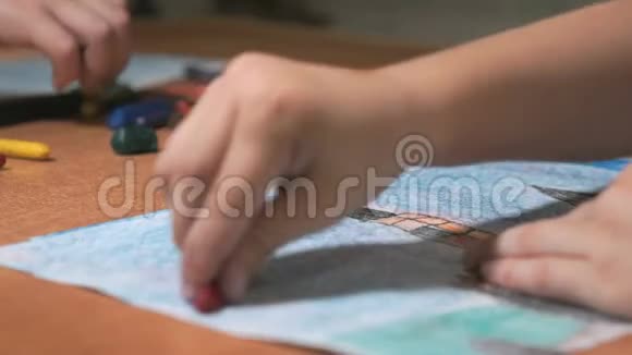 男孩用粉笔和铅笔画画视频的预览图