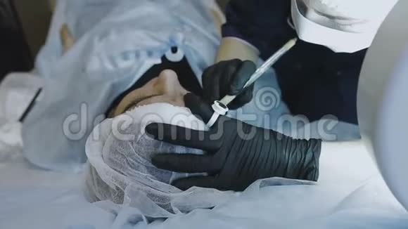 美容诊所的一名女员工为一名女性病人做了一个微型爆破手术视频的预览图