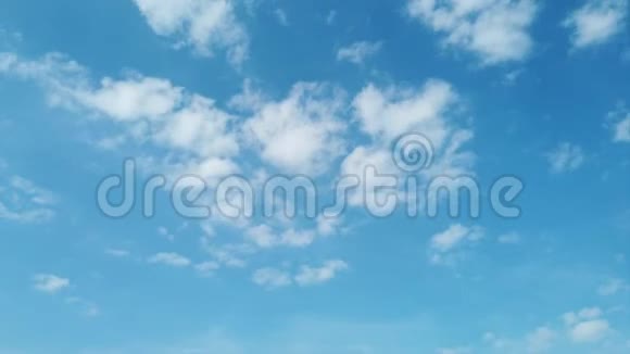 在蔚蓝的夏日天空中蓬松的白云在可怕的时间流逝视频的预览图