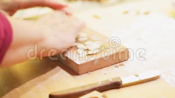 德国斑饼蛋糕制作特写视频的预览图
