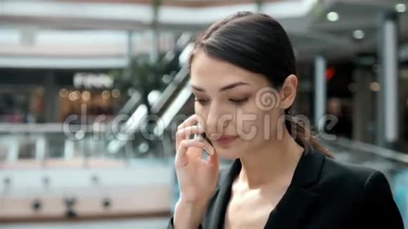 带着电话微笑的黑发女人特写肖像年轻商务女性职业快乐美丽的多民族视频的预览图