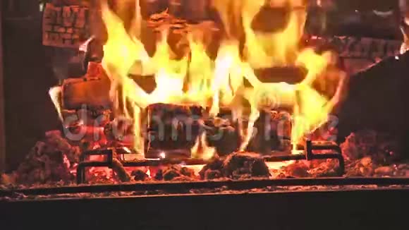 壁炉里的火炽热的火焰燃烧着视频的预览图