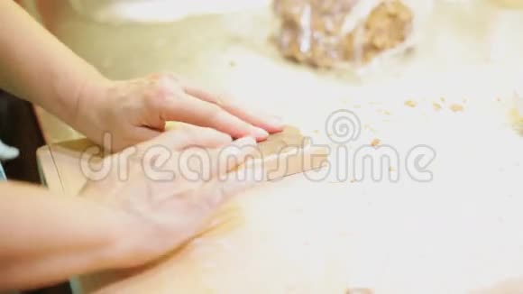 德国斑饼蛋糕制作特写视频的预览图