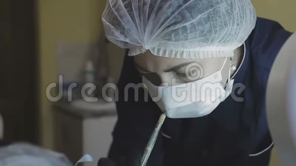 美容诊所的一名女员工为一名女性病人做了一个微型爆破手术视频的预览图