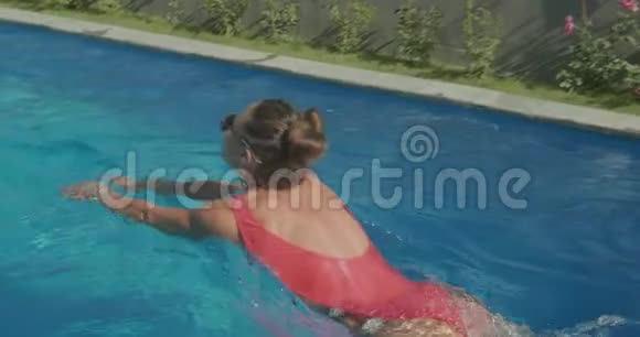 美丽的女人在室外游泳池放松视频的预览图
