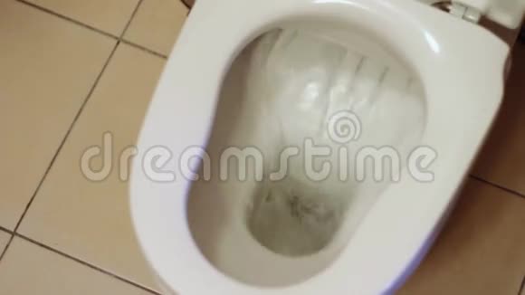 排厕所积水视频的预览图