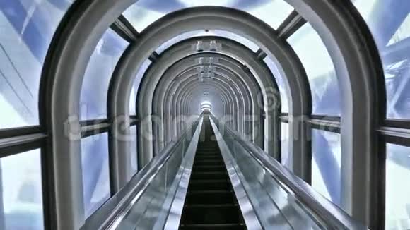 现代建筑中的自动扶梯视频的预览图