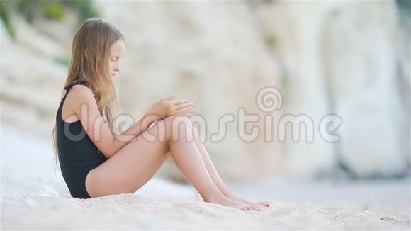暑假期间海滩上可爱的小女孩视频的预览图