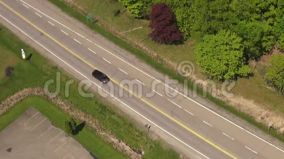 道路交通汽车的鸟瞰图视频的预览图