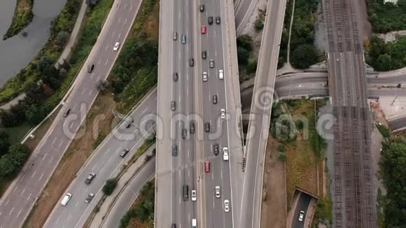 在阴天建立高速公路交通的空中拍摄视频的预览图