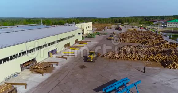 大型现代木工工厂鸟瞰图视频的预览图