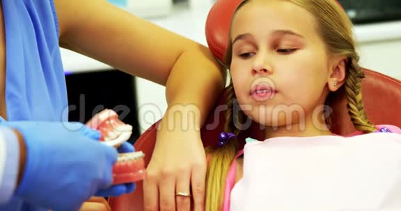 牙医向年轻病人展示如何刷牙视频的预览图